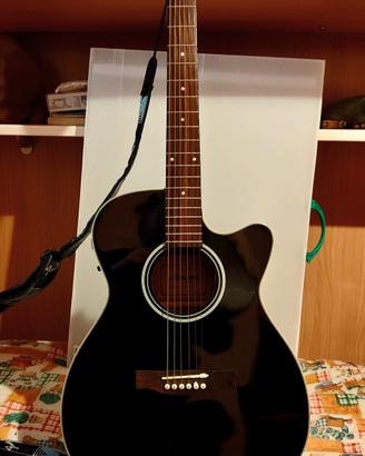 Chitarra elettroacustica nera con accordatore