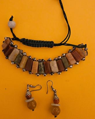 Bracciale regolabile al polso e orecchini pendenti