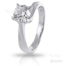 Anello solitario in oro bianco