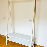 Stand in legno bianco per abiti con mensole