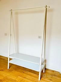 Stand in legno bianco per abiti con mensole