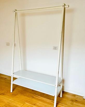 Stand in legno bianco per abiti con mensole