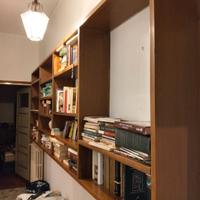 Libreria in legno sospesa degli anni '70
