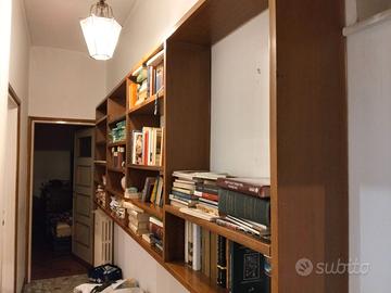 Libreria in legno sospesa degli anni '70