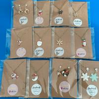 Collane e orecchini di natale stock 12 pezzi