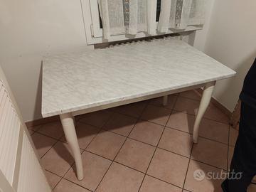 Tavolo con sedie cucina