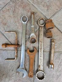 Chiavi varie di grandi dimensioni