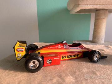 Modellino auto da corsa Bburago rossa