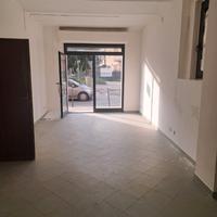 Locale fronte strada