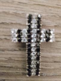 Croce con strass bianchi e neri