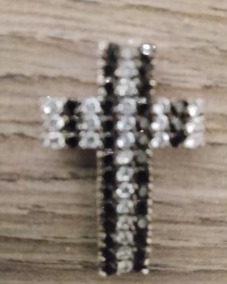 Croce con strass bianchi e neri