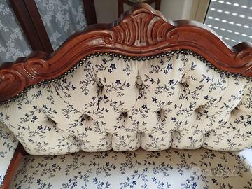 Set Divanetto più due sedie restaurate con cura