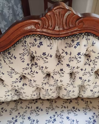Set Divanetto più due sedie restaurate con cura