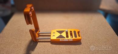 Staffa a L - 3 Legged Thing = L Bracket