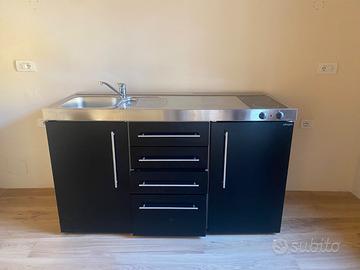 Cucina STENGEL nera, frigo, induzione e lavello
