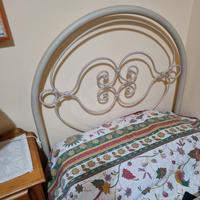 Letto in metallo con doghe e materasso