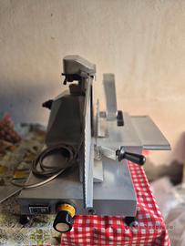 Affettatrice professionale in buono stato.