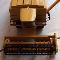 Modellino Mietitrebbia  New Holland TX 66  anni 90