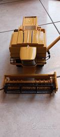 Modellino Mietitrebbia  New Holland TX 66  anni 90