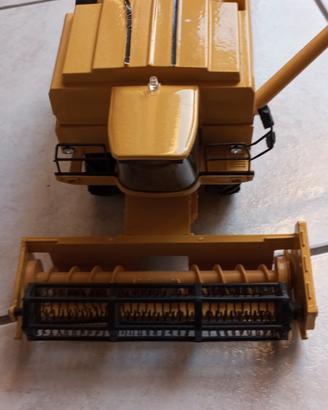 Modellino Mietitrebbia  New Holland TX 66  anni 90