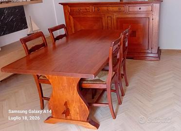 Tavolo in legno rovere scuro con venature