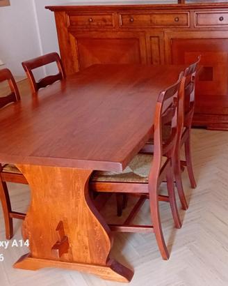 Tavolo in legno rovere scuro con venature