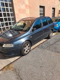 auto perfetta uniproprietario e sempre in box 