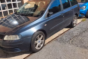 auto perfetta uniproprietario e sempre in box 