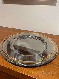 Piatto argentato con riga dorata