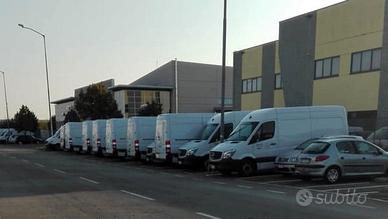 Parcheggio per furgoni, auto, camper