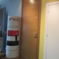 Porta rovere con inseriti alluminio da sala mostra