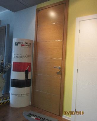 Porta rovere con inseriti alluminio da sala mostra