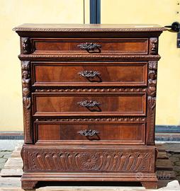 Antica cassettiera.
