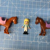 Minifigures Lego Friends e 2 cavalli con sella