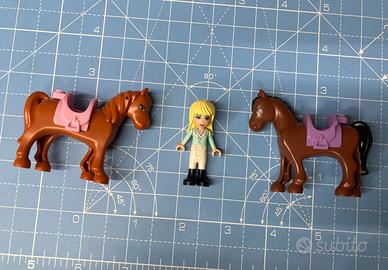 Minifigures Lego Friends e 2 cavalli con sella