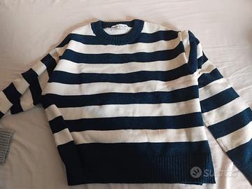 Maglione a righe bianche e blu