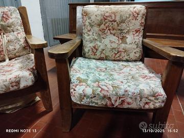 2 Poltrone in legno con imbottitura
