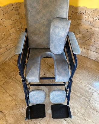 SEDIA A ROTELLE COMODA CON WC