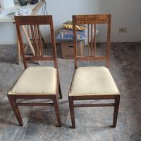 due sedie in legno