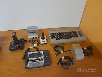 Commodore 64 con Datasette Alimentatore 2 Joystick