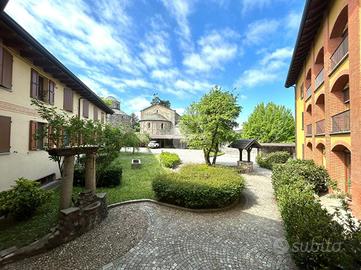 VILLA A SCHIERA D'ANGOLO A CANTÙ