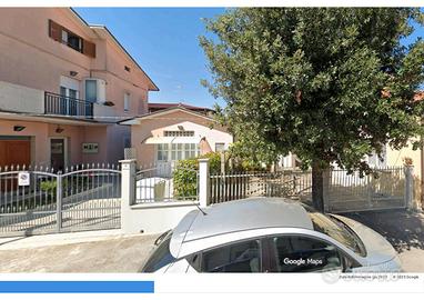 Piccolo ufficio/studio arredato