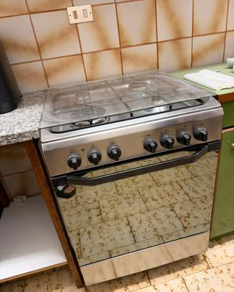 Cucina a gas Indesit 4 fuochi con forno elettrico