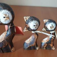 Tre statuette in legno a forma di gatto