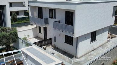 Ville stile moderno con cantinola