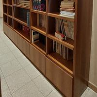 Libreria marrone in legno corridoio