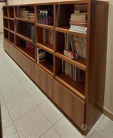 Libreria marrone in legno corridoio