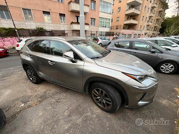 Lexus nx300h -