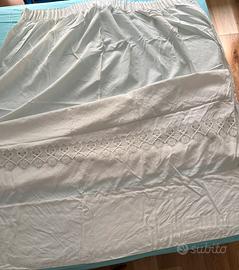 2 tende di lino bianco con ricamo