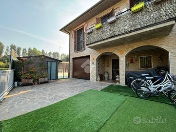 VILLA A SCHIERA D'ANGOLO A AGNADELLO